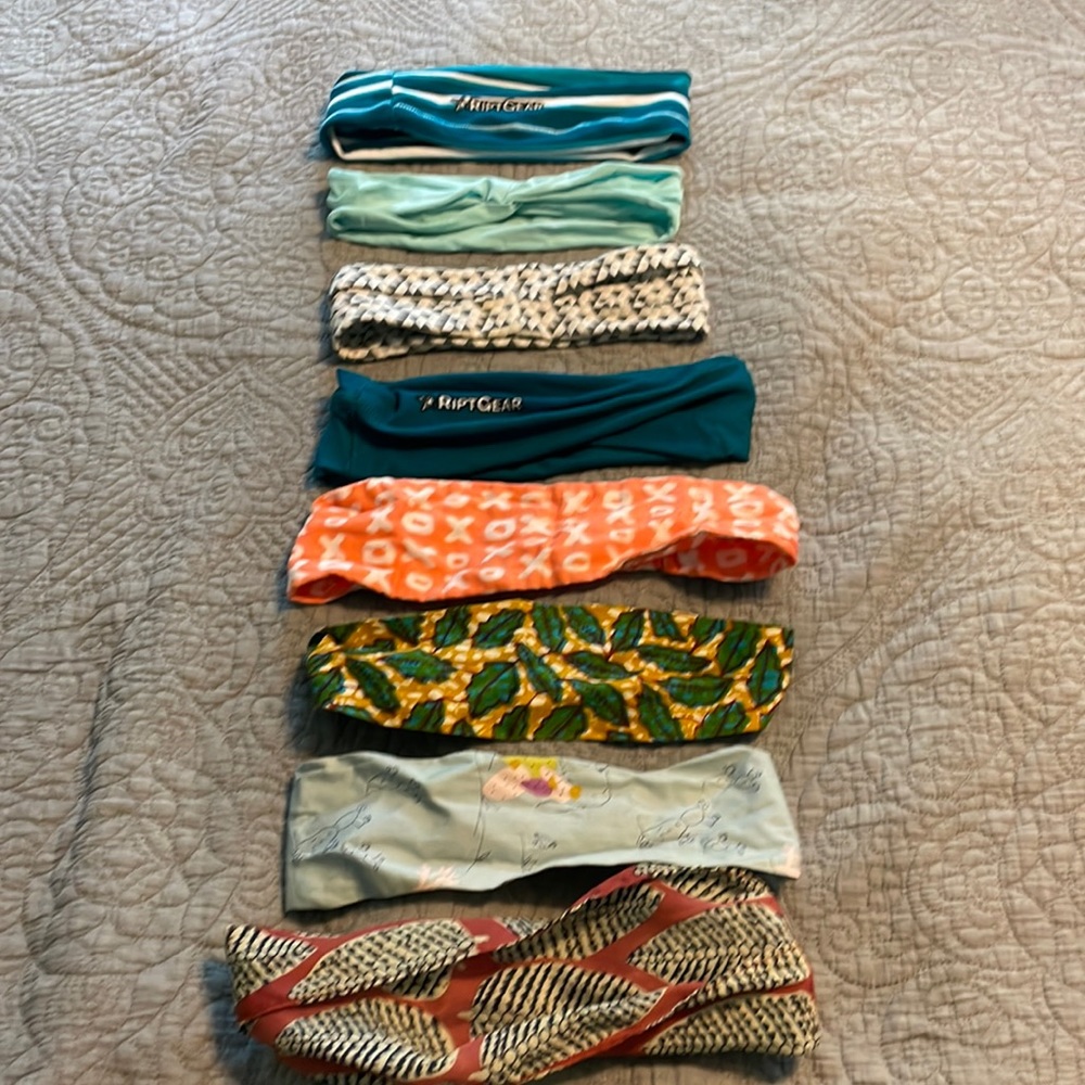 8 headbands. A few from target and a few homemade. Comes as a set.